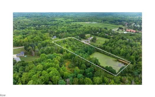 8 Sperry Rd, Newbury, OH 44065